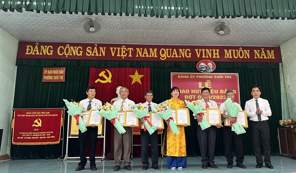 230915 Phường Suối Tre Trao tặng huy hiệu 30,40 năm tuổi Đảng 2.jpg