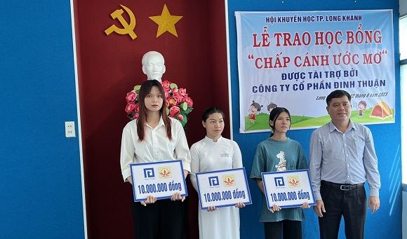 230922 Học bổng Chắp cánh ước mơ được trao cho 3 học sinh, sinh viên 2.jpg