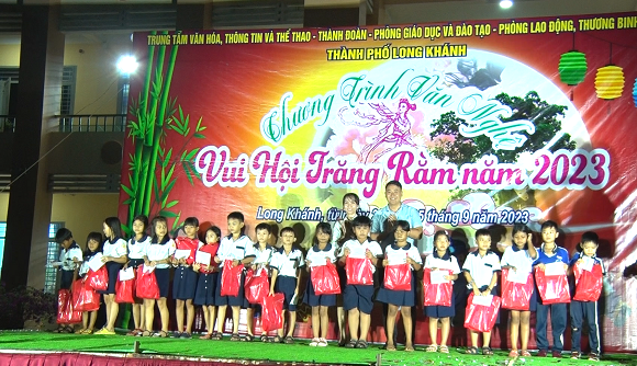 230926 MANG TET TRUNG THU Y NGHIA TRON VEN DEN CAC EM THIEU NHI TAI TP LONG KHANH 3.png