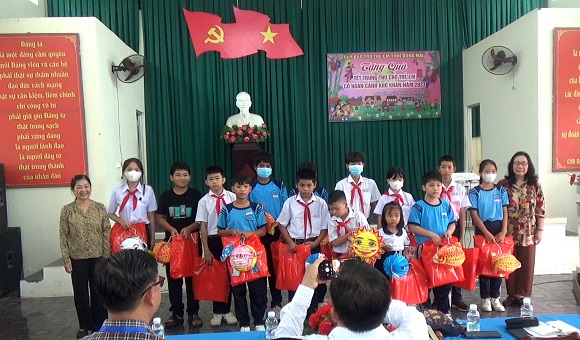 230928 TANG QUA TET TRUNG THU TRE EM 2.jpg