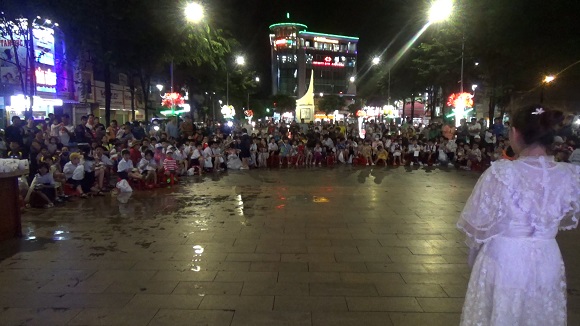 231002 LONG KHANH TRUNG THU AM AP VA NGHI NGHIA VOI MOI TRE EM 1.jpg