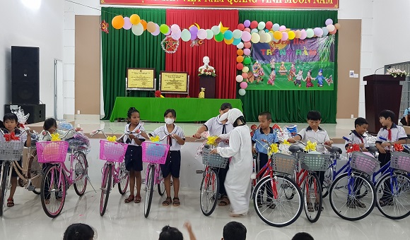 231002 LONG KHANH TRUNG THU AM AP VA NGHI NGHIA VOI MOI TRE EM 3.jpg