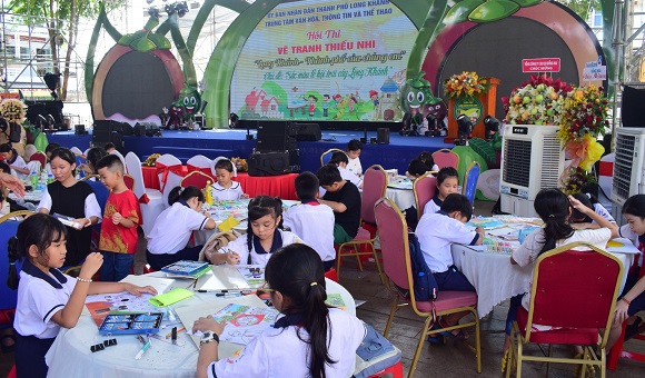 240614 Hội thi vẽ tranh Thiếu nhi chủ đề Sắc màu lễ hội trái cây Long Khánh 1.jpg