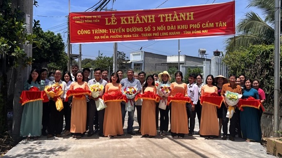 240617 Các đại biểu chụp hình lưu niệm tại tuyến đường.jpg