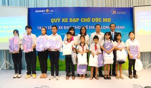 240626 Bảo Việt Nhân thọ trao 40 xe đạp cho trẻ em có hoàn cảnh khó khăn 1.jpg