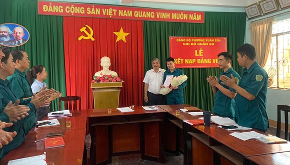 241105 BCH Quân sự kết nạp đảng.jpg