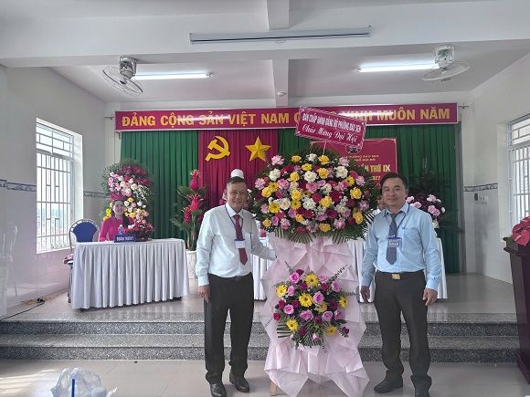 241202 Đảng uỷ, UBND phường tặng hoa chúc mừng Đại hội.jpg