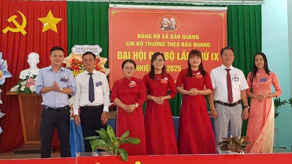 241206 Lãnh đạo xã chụp hình lưu niệm cùng cấp ủy khóa mới Chi bộ trường THCS Bảo Quang.jpg