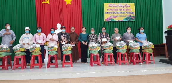 25-5 Nhân dịp này chùa Huyền Trang  trao tặng 100 phần quà trị giá 35 triệu đồng cho các hộ khó khăn trên địa bàn xã Bàu Trâm.jpg
