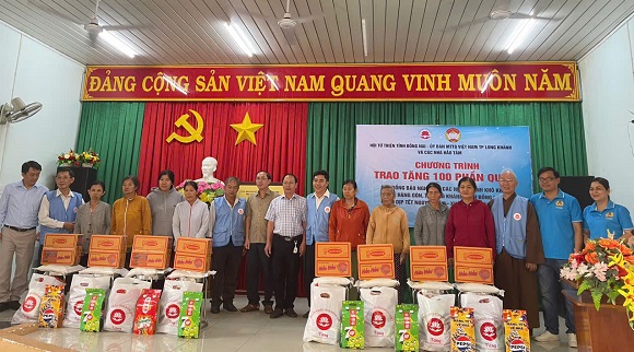 250106 Trao quà cho các hộ khó khăn.jpg