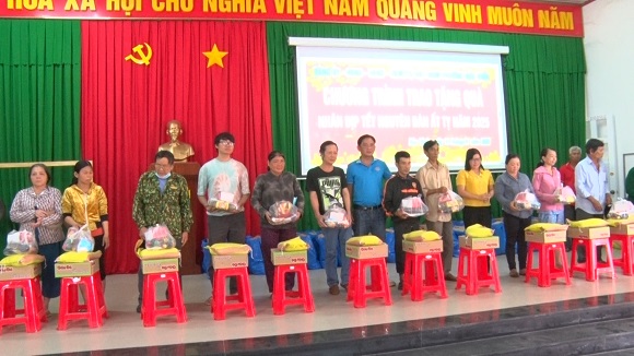 250115 phuong va manh thuong quan trao qua.jpg