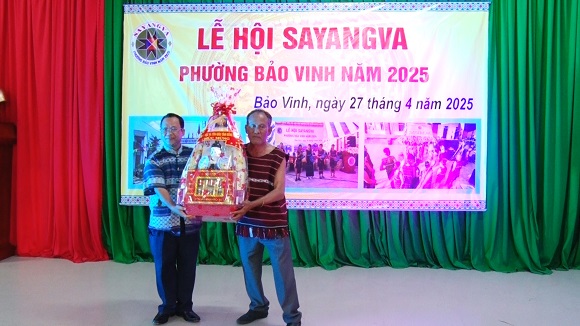 250428 LANH DAO SO DAN TOC - TON GIAO TINH TRAO QUA.jpg