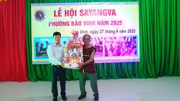 250428 PHO CHU TICH UB MTTQVN TINH TRAO QUA.jpg