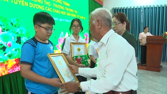 250602 TANG GIAY KHEN CHO HS.jpg