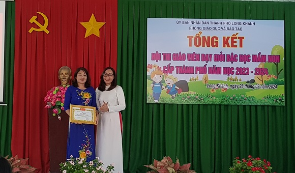 28-2 Bà Lê Vân Anh - Phó Trưởng Phòng GD&ĐT thành phố trao giải Nhất toàn đoàn cho trường MN An Bình.jpg