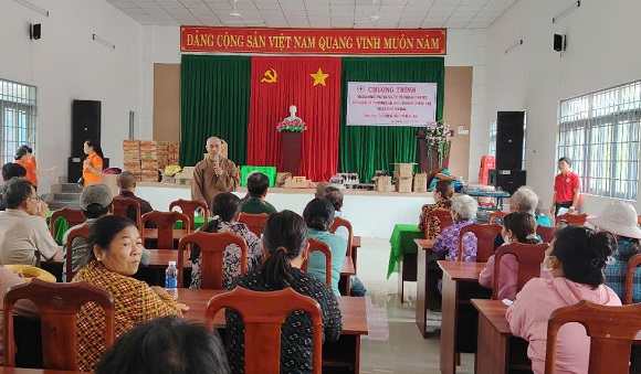 4. Hội chữ thập đỏ xã Bảo Quang tặng quà cho học sinh có hoàn cảnh khó khăn nhân Tháng nhân đạo năm 2025 (2) 1.jpg