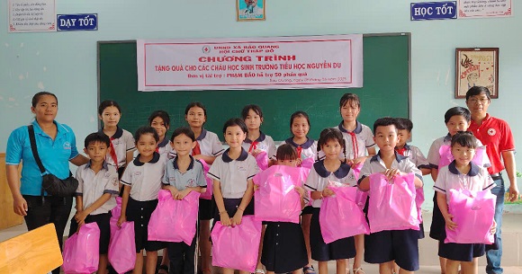 4. Hội chữ thập đỏ xã Bảo Quang tặng quà cho học sinh có hoàn cảnh khó khăn nhân Tháng nhân đạo năm 2025 (2) 2.jpg