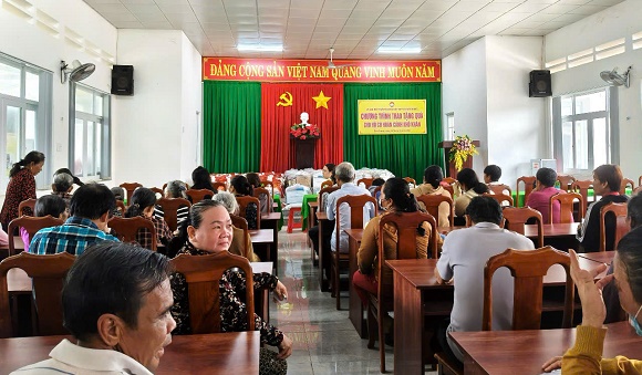 4. TANG 100 PHAN QUA CHAO MUNG 21.4 1.jpg
