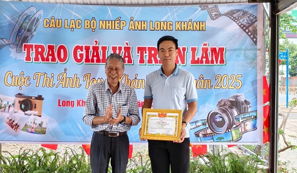 4. Tác phẩm Gói bánh đạt giải nhất cuộc thi sáng tác ảnh Long Khánh vào Xuân 2025. 3.jpg
