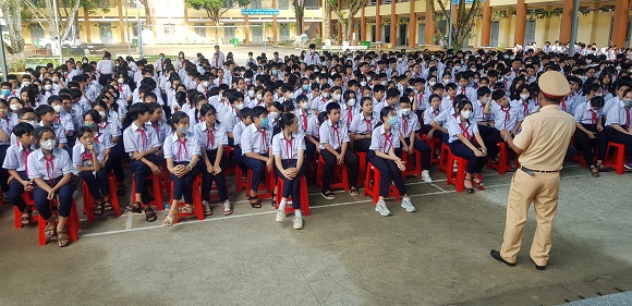 5-1 cán bộ Đội CSGT-TT Công an thành phố Long Khánh tuyên truyền về ATGT cho các em học sinh trường THCS Nguyễn Trãi.jpg