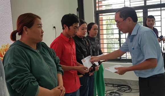 5-2 Chủ tịch UBMTTQ VN thành phố Nguyễn Trung Tín tặng quà cho các hộ khó khăn.jpg