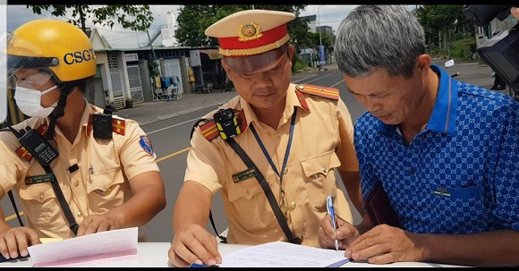 5-4 CSGT TP.Long Khánh lập biên bản tài xế đậu xe trên vỉa hè trái quy định trên tuyến đường Nguyễn Trãi.jpg