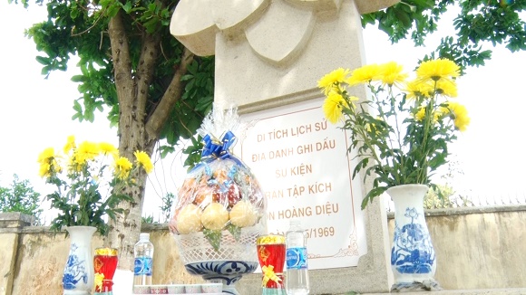 5B. BAO VINH THANH NIEN TRUNG TUYEN VIENG DI TICH DON HOANG DIEUA 2.jpg