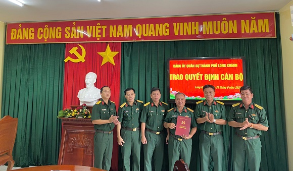 6. GIAM SAT THUC HIEN NQ 09 DOI VOI DANG UY PHUONG PHU BINH.jpg