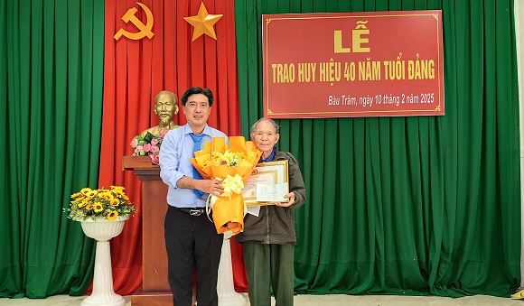 6. Lễ trao Huy hiệu 40 năm tuổi Đảng 2.jpg