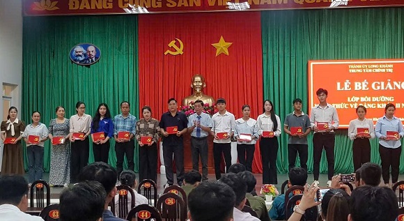 7. BE GIANG LOP BOI DUONG NHAN THUC VE DANG2.jpg