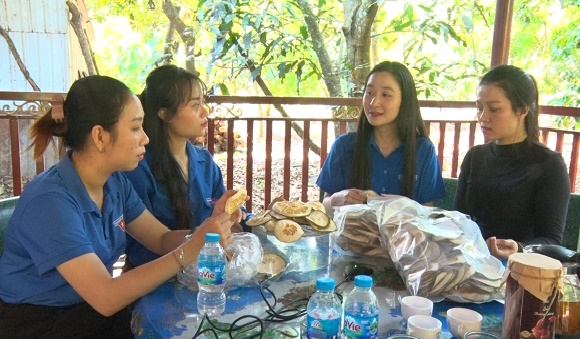 8. NGUOI TRE LAM GIAU TU SAN VAT QUE HUONG (1) 1.jpg