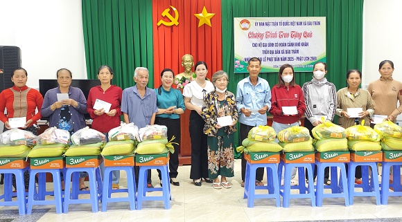 8. quà hộ khó khăn 2.jpg