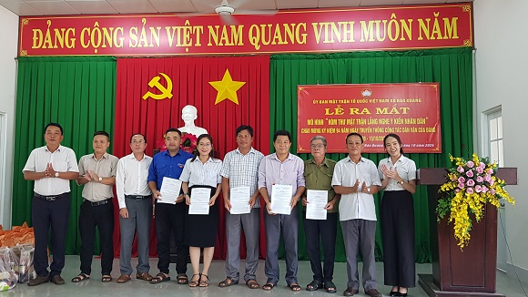 9-7 Lãnh đạo Ủy ban MTTQ thành phố và chính quyền địa phương chụp hình cùng các thành viên Ban điều hành mô hình.jpg