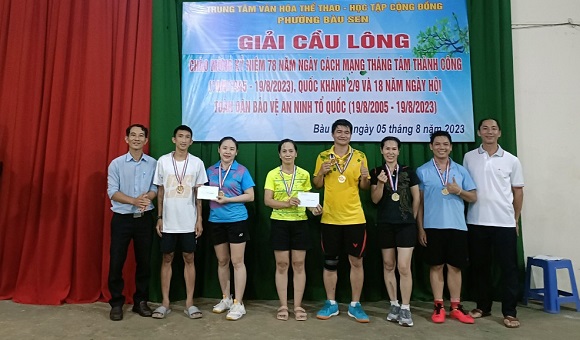 BTC trao giải cho các đội.jpg