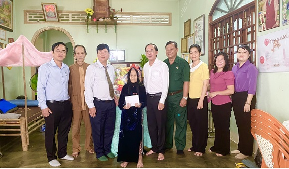 Ban Quản lý Quỹ “Đền ơn đáp nghĩa” tỉnh Đồng Nai thăm Mẹ Việt Nam Anh Hùng tại TP.Long Khánh.jpg