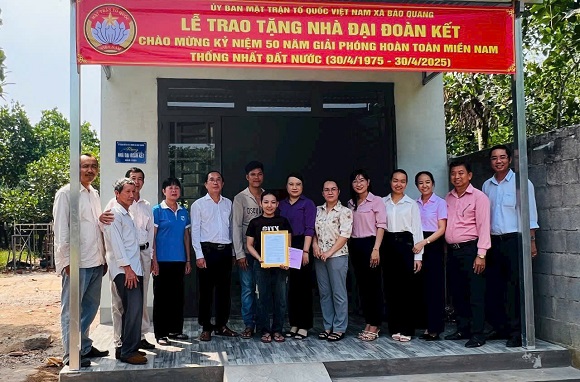 Bàn giao nhà Đại đoàn kết cho hộ Thị Hồng, ấp 18 Gia Đình.jpg