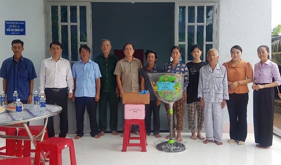 Bàn giao nhà Đại đoàn kết cho hộ cận nghèo Ông Cao Thành Mình, tổ 4, ấp Lác Chiếu.jpg