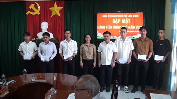 Bí thư Đảng ủy Long Khánh Trao tặng quà cho Đảng viên chuẩn bị nhập ngũ.jpg