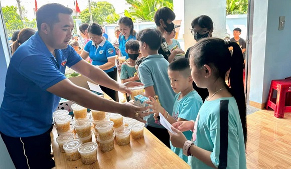 Cán bộ đoàn khởi nghiệp thành công với mô hình kinh doanh cá Koi giống và kinh doanh cà phê cá Koi 1.jpg