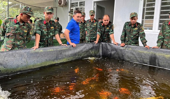 Cán bộ đoàn khởi nghiệp thành công với mô hình kinh doanh cá Koi giống và kinh doanh cà phê cá Koi 2.jpg