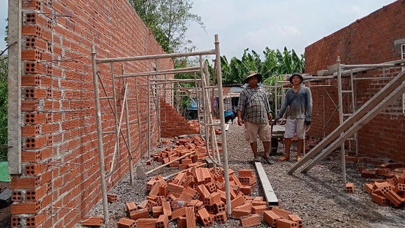 Căn nhà đại đoàn kết đang được xây dựng cho hộ Ông Cao Thành Minh, Tổ 4, ấp Lác Chiếu.jpg