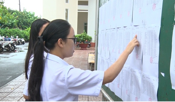THI SINH XEM DANH SACH PHONG THI.jpg