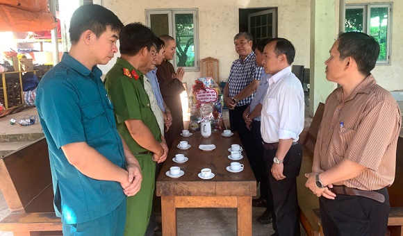 Thăm, tặng quà các chùa nhân dịp Lễ Phật đản 2025.jpg
