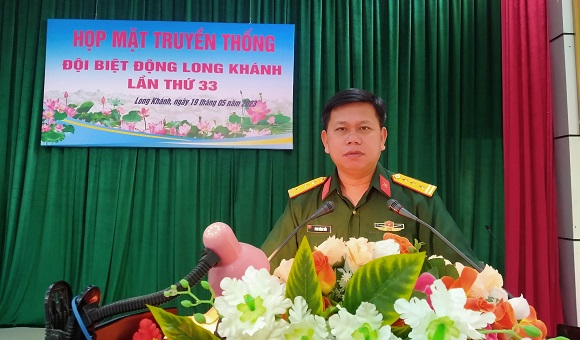 Thượng tá Phan Công Tiến – Thành Ủy viên, Phó Bí thư Đảng ủy Quân sự, Chính trị viên Ban CHQS thành phố Long Khánh phát biểu tại buổi lễ.jpg