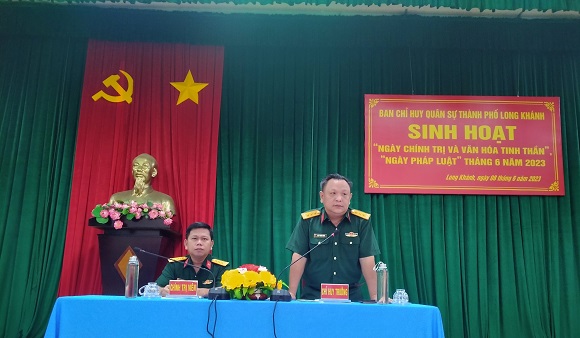 Thượng tá Trần Phương Đông – Ủy viên Ban Thường vụ Thành ủy, Chỉ huy trưởng Ban Chỉ huy Quân sự thành phố phát biểu sinh hoạt.jpg