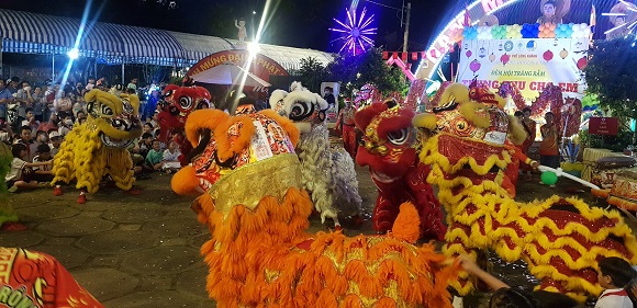 Tin thứ 7 -29-9 VUI TET TRUNG THU TAI CHUA XUAN HOA 2.jpg