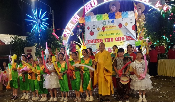 Tin thứ 7 -29-9 VUI TET TRUNG THU TAI CHUA XUAN HOA 3.jpg