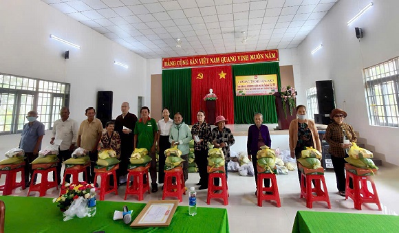 Tặng 100 phần quà cho hộ khó khăn nhân dịp Lễ Phật đản 2025.jpg