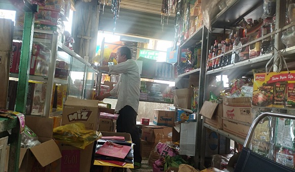 anh Vũ tại cửa hàng của gia đình.jpg