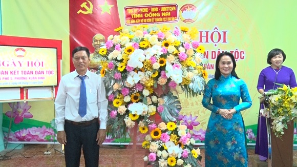 bi thu tang hoa chuc mung.jpg